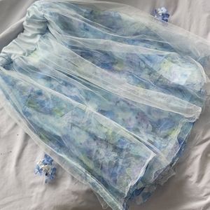 Skirt with a bow tie on the back